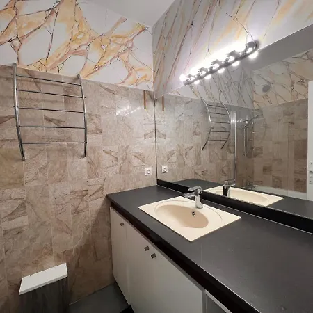 Champs-elysées 2 - Hala * Paris